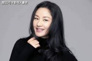 52岁瞿颖带女儿打网球秀腹肌！男友当球童亲子互动超甜