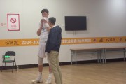 广厦主场对阵北京总决赛G1赛前 郭士强现身与周琦进行交流